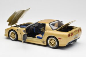Chevrolet Corvette C5 Guldstrand Signature Edition Kuldne Maisto 1:18 31657 Metall - pilt 5/8
