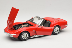 Chevrolet Corvette C3 Kabriolett Punane Revell 1:18 8833-P1 Metall - pilt 2/8