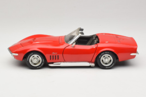 Chevrolet Corvette C3 Kabriolett Punane Revell 1:18 8833-P1 Metall - pilt 4/8