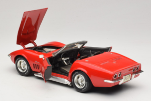 Chevrolet Corvette C3 Kabriolett Punane Revell 1:18 8833-P1 Metall - pilt 5/8
