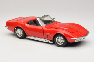 Chevrolet Corvette C3 Kabriolett Punane Revell 1:18 8833-P1 Metall - pilt 6/8