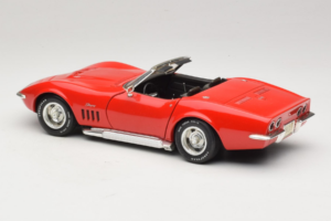 Chevrolet Corvette C3 Kabriolett Punane Revell 1:18 8833-P1 Metall - pilt 7/8