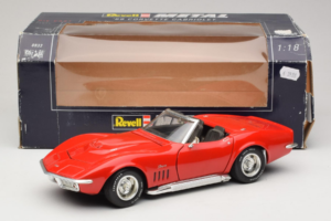 Chevrolet Corvette C3 Kabriolett Punane Revell 1:18 8833-P1 Metall - pilt 8/8