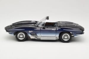Chevrolet Corvette Mako Shark Tumesinine UT Models 1:18 21061 Metall - pilt 4/8