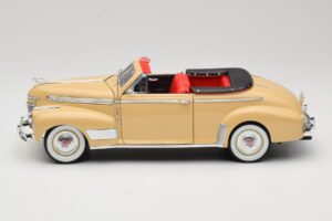 Chevrolet Deluxe Kabriolett Beež Eagle Collectibles 1:18 3022518 Metall - pilt 4/8