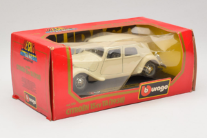Citroen 15CV Traction Avant Beež Bburago 1:24 1501-B1 Metall - pilt 2/3