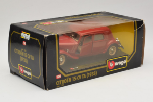 Citroen 15CV TA Punane Bburago 1:24 1501 Metall - pilt 2/3