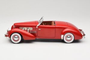 Cord 812 Kabriolett Punane American Muscle 1:18 32158 Metall - pilt 4/8