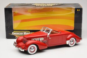 Cord 812 Kabriolett Punane American Muscle 1:18 32158 Metall - pilt 8/8