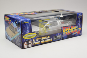 DeLorean DMC-12 Time Machine Back to the Future II Diamond 1:15 210123 Metall - pilt 2/3