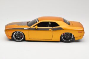 Dodge Challenger Concept Kuldne Maisto 1:18 31320 Metall - pilt 4/8