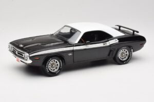 Dodge Challenger R/T Must & Valge ERTL 1:18 36549 Metall