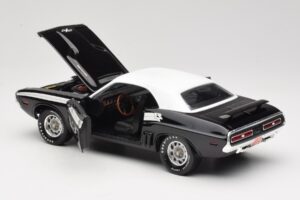 Dodge Challenger R/T Must & Valge ERTL 1:18 36549 Metall - pilt 5/8