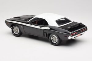 Dodge Challenger R/T Must & Valge ERTL 1:18 36549 Metall - pilt 7/8
