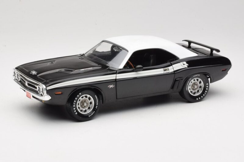 Dodge Challenger R/T Must & Valge ERTL 1:18 36549 Metall