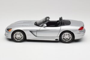 Dodge Viper SRT-10 Bright Hõbe Bburago 1:18 34908 Metall - pilt 4/8