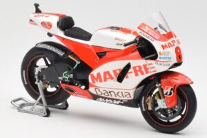 Ducati Desmosedici GP11 #8 H. Barbera Ducati MotoGP Team MotoGP 2011 Minichamps 1:12 123110008 Metall - pilt 4/6