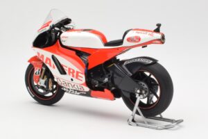 Ducati Desmosedici GP11 #8 H. Barbera Ducati MotoGP Team MotoGP 2011 Minichamps 1:12 123110008 Metall - pilt 5/6