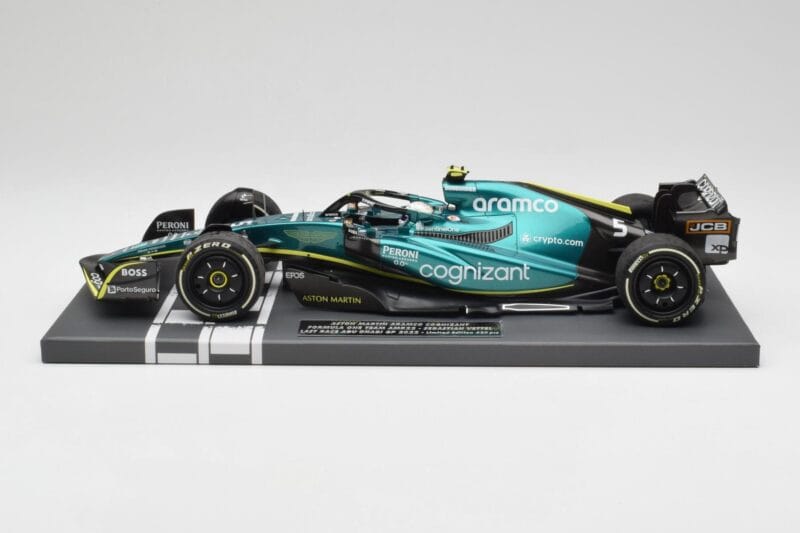 Aston Martin AMR22 Aramco #5 S. Vettel Abu Dhabi GP 2022 Last Race Collector's Edition Minichamps 1:18 117222205 Vaik