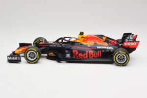 Aston Martin Red Bull Racing RB16 #33 M. Verstappen Abu Dhabi GP Winner 2020 Minichamps 1:18 110201733 Metall - pilt 3/7