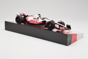 Haas VF-22 #20 K. Magnussen Pole Position Brazil GP 2022 Minichamps 1:18 147222120 Metall - pilt 4/7