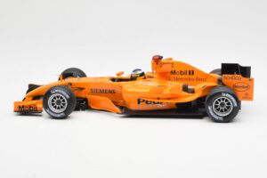 McLaren MP4-20 Mercedes P. de la Rosa Interim Test Car 2006 Minichamps 1:18 530061894 Metall - pilt 3/6
