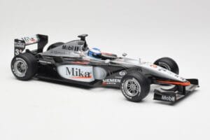 McLaren MP4-16 #4 M. Häkkinen F1 2001 Hot Wheels 1:18 50198 Metall - pilt 4/6