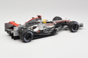 McLaren MP4-25 Mercedes #2 L. Hamilton Showcar 2010 Minichamps 1:18 110100006-R1 Metall - pilt 2/6