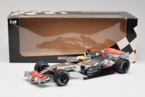 McLaren MP4-25 Mercedes #2 L. Hamilton Showcar 2010 Minichamps 1:18 110100006-R1 Metall - pilt 6/6