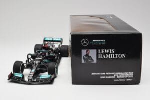 Mercedes AMG W12 #44 L. Hamilton Bahrain GP 2021 Minichamps 1:18 110210144 Metall - pilt 7/7