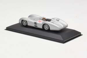 Mercedes W196 Streamliner #16 J.M. Fangio GP Italy Winner 1954 Minichamps 1:43 432543016 Metall - pilt 3/4