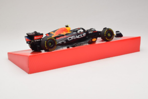 Red Bull Racing RB18 #1 M. Verstappen Oracle Winner Dutch GP 2022 Minichamps 1:18 113223501 Metall - pilt 3/7