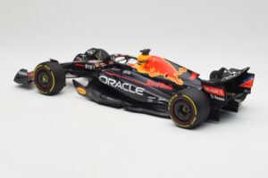 Oracle Red Bull Racing RB18 #1 M. Verstappen Winner Italian GP 2022 Minichamps 1:18 110221601 Metall - pilt 5/7