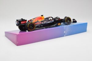 Red Bull Racing RB18 #1 M. Verstappen Winner Miami GP 2022 Minichamps 1:18 113220501 Metall - pilt 3/7