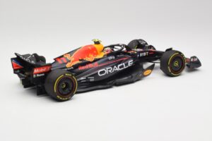 Oracle Red Bull Racing RB18 #11 S. Perez Abu Dhabi GP 2022 Minichamps 1:18 110222211 Metall - pilt 2/7