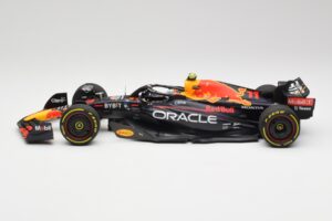 Oracle Red Bull Racing RB18 #11 S. Perez Abu Dhabi GP 2022 Minichamps 1:18 110222211 Metall - pilt 3/7