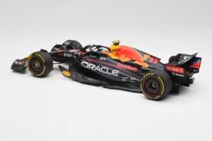 Oracle Red Bull Racing RB18 #11 S. Perez Abu Dhabi GP 2022 Minichamps 1:18 110222211 Metall - pilt 5/7