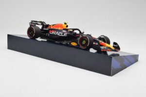 Red Bull Racing RB19 #11 S. Perez Winner Saudi Arabian GP 2023 Minichamps 1:18 113230111 Metall - pilt 4/6