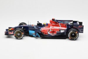 Red Bull Racing RB6 #6 M. Webber F1 Showcar 2010 Minichamps 1:18 150100076 Metall - pilt 3/6