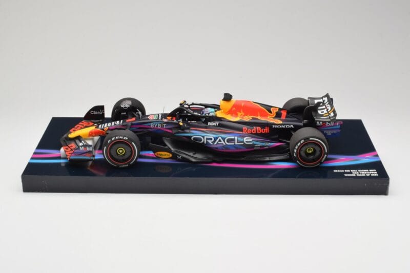 Oracle Red Bull Racing RB19 #33 M. Verstappen Miami GP 2023 Case Edition Minichamps 1:18 113233501 Vaik