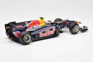 Red Bull Racing RB7 #2 M. Webber Showcar F1 2011 Minichamps 1:18 110110072 Metall - pilt 2/6