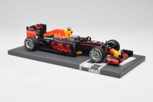 Red Bull RB12 #33 M. Verstappen Spain GP Winner 2016 Minichamps 1:18 117160333 Metall - pilt 4/7
