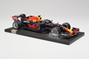 Red Bull RB16B #33 M. Verstappen Dutch GP Winner 2021 Minichamps 1:18 113212533 Metall - pilt 4/7