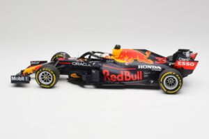 Red Bull RB16B #33 M. Verstappen Emilia Romagna GP Winner Mid Race Tyres 2021 Minichamps 1:18 110210133 Metall - pilt 3/7