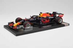 Red Bull RB16B #33 M. Verstappen Abu Dhabi GP 2021 Winner Missing Figurine & Pitboard Minichamps 1:18 113212333 Vaik - pilt 2/7