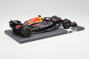 Red Bull RB18 #1 M. Verstappen Japan GP Winner No Figure 2022 Minichamps 1:18 113221801B Metall - pilt 3/7