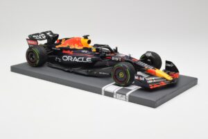 Red Bull RB18 #1 M. Verstappen Japan GP Winner No Figure 2022 Minichamps 1:18 113221801B Metall - pilt 4/7