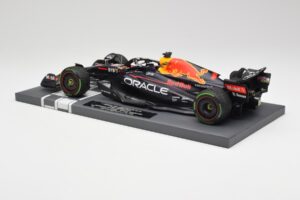Red Bull RB18 #1 M. Verstappen Japan GP Winner No Figure 2022 Minichamps 1:18 113221801B Metall - pilt 5/7