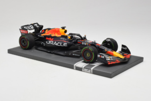 Red Bull Racing RB18 #1 M. Verstappen Japan GP Winner 2022 Minichamps 1:18 113221801FB-R1 Metall - pilt 4/8