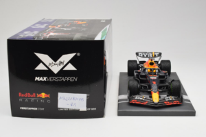 Red Bull Racing RB18 #1 M. Verstappen Japan GP Winner 2022 Minichamps 1:18 113221801FB-R1 Metall - pilt 6/8